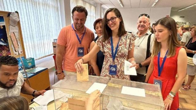 El alcalde de Elche (PP), Pablo Ruz, de apoderado en un colegio electoral.