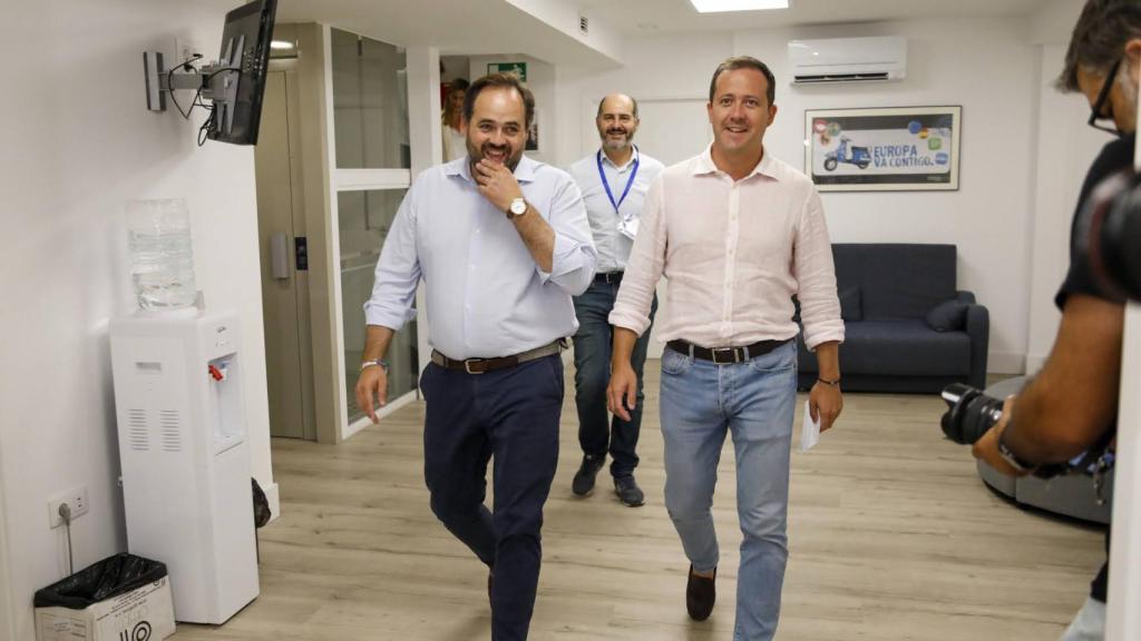 Paco Núñez y Carlos Velázquez momentos antes de comparecer ante los medios en la noche electoral del 23-J