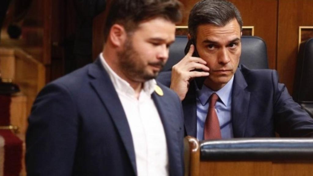 Gabriel Rufian pasa junto al presidente del Gobierno, Pedro Sánchez, en el Congreso de los Diputados.