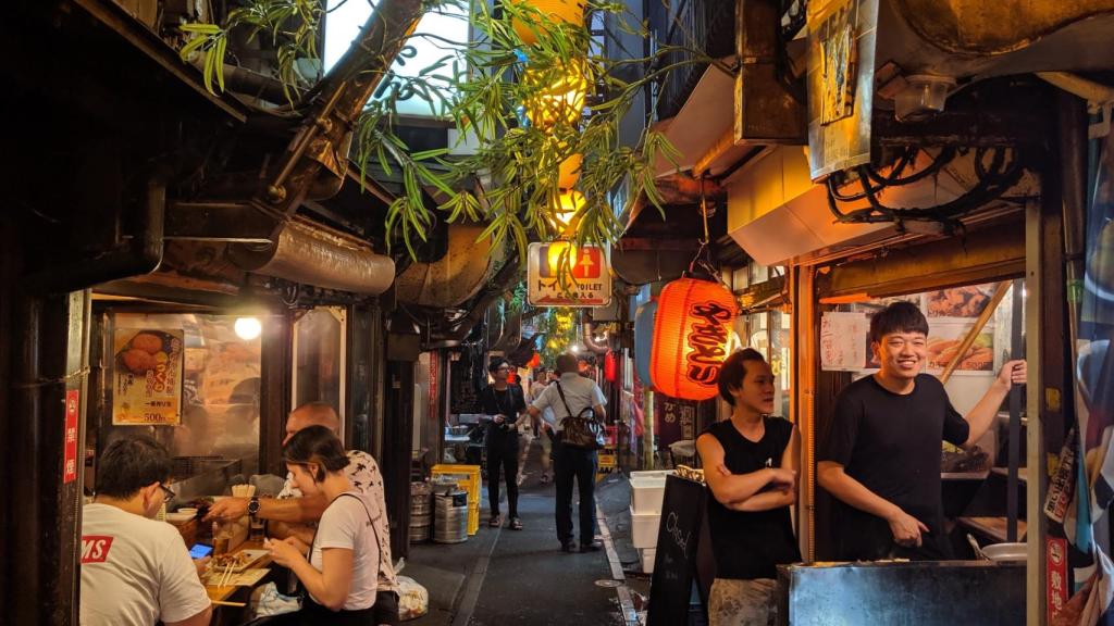 El animadísimo ambiente de Omoide Yokocho en Tokio