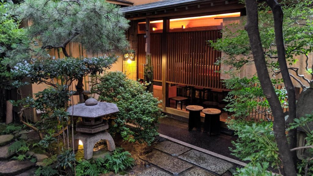 Así de cuidados están los exteriores de algunos restaurantes en Japón