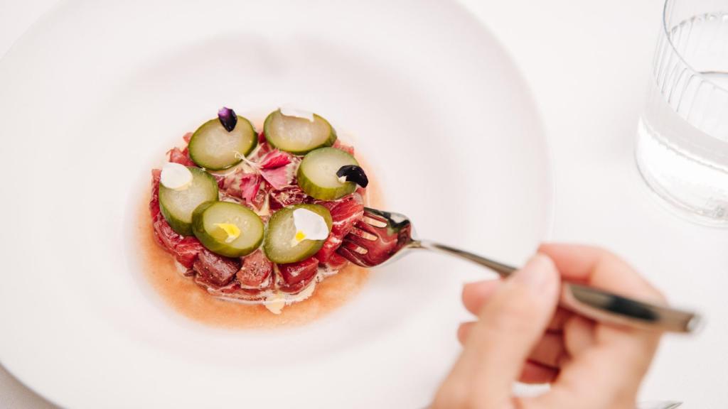 Tartar de ventresca de atún rojo, pepinillo agridulce, agua de tomate y hierbas.
