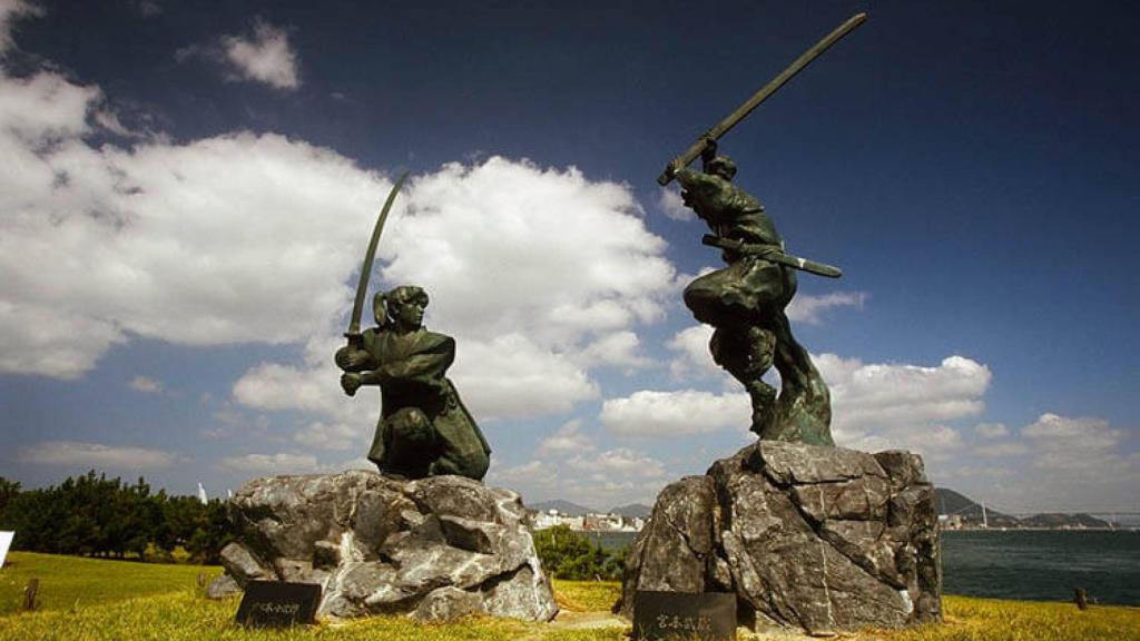 Estatua que conmemora el duelo entre Kojirō Sasaki y Musashi Miyamoto.