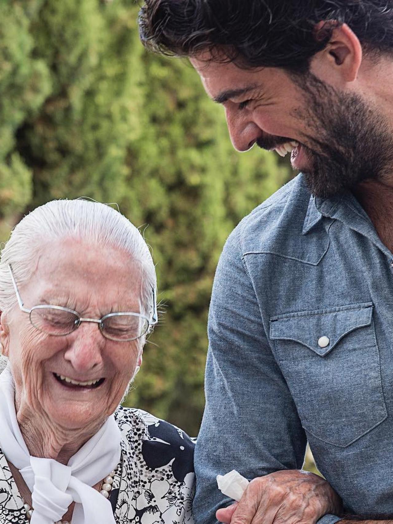 Miguel Ángel junto a su 'Tata' en una imagen de sus redes.