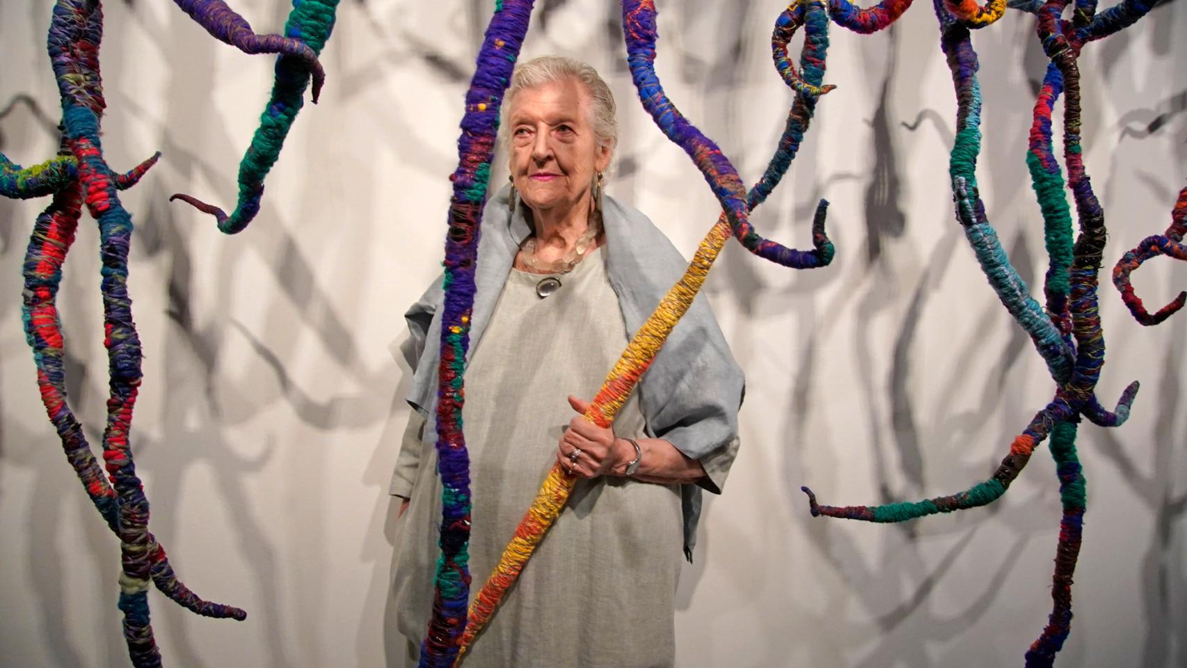 Sheila Hicks en el Centre Pompidou Málaga el día de la inauguración de su exposición 'Hilos que viajan'. Foto: Centre Pompidou Málaga