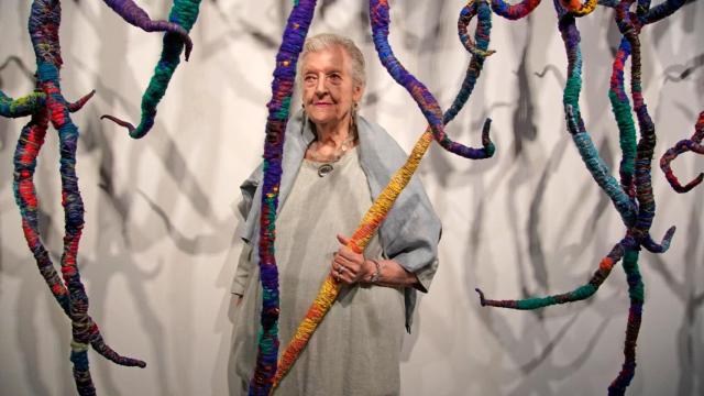 Sheila Hicks en el Centre Pompidou Málaga el día de la inauguración de su exposición 'Hilos que viajan'. Foto: Centre Pompidou Málaga