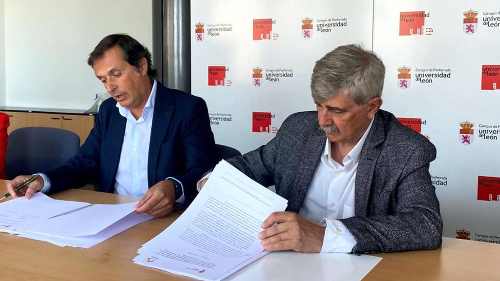 El rector de la ULE (a la derecha); junto con el presidente de la DO Bierzo, Adelino Pérez, durante la firma del convenio.