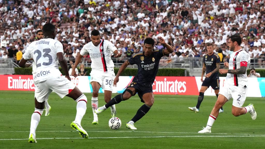 Bellingham trata de ejecutar un disparo en el amistoso ante el Milan.