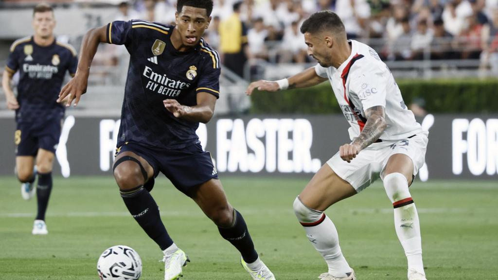 Bellingham se marcha de un rival del Milan en la pretemporada por Estados Unidos.
