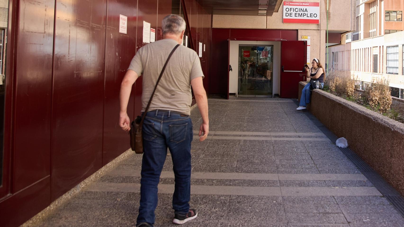 Un hombre se dirige a una oficina del SEPE.