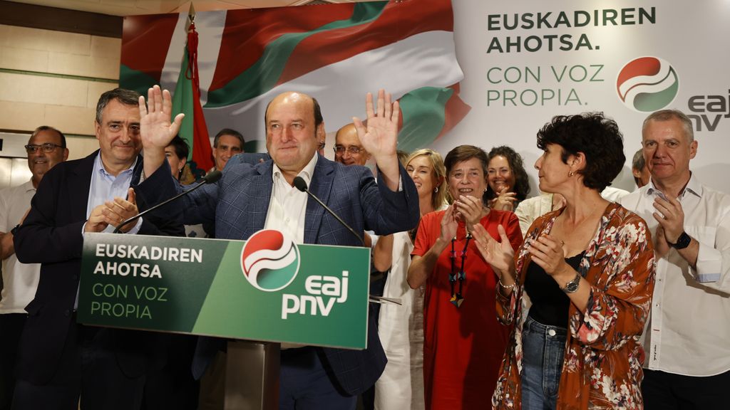 El presidente del PNV Andoni Ortuzar (c) junto al portavoz en el congreso y candidato de esta formación Aitor Esteban, tras conocerse los resultados del 23-J.