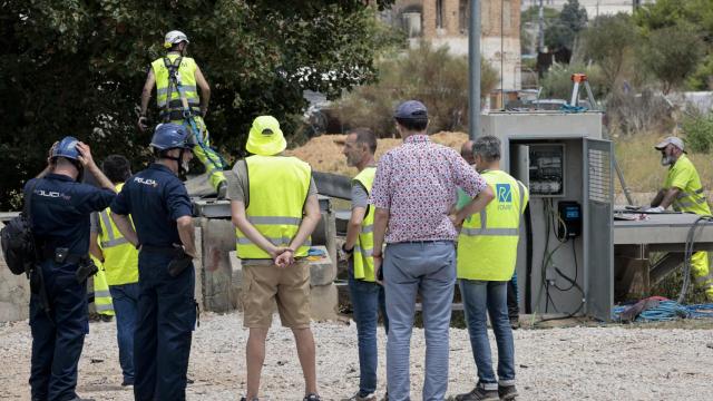 Personal de ADIF, operarios y agentes de la Policía Nacional trabajando para intentar de solucionar la incidencia en el Túnel de San Isidro de Valencia.