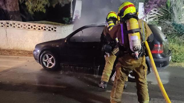 Bomberos del Consorcio Provincial de Alicante trabajando en un incendio, hace unos días.