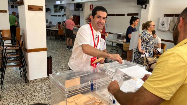 El alcalde de Alcoy Toni Francés votando este domingo.