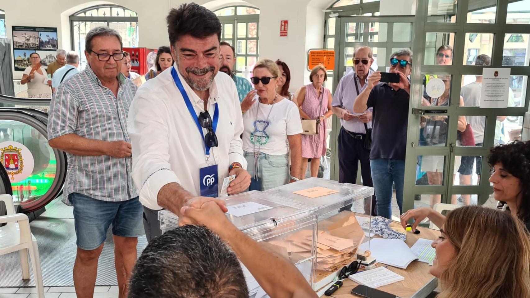 El alcalde de Alicante, Luis Barcala, votando esta jornada electoral.
