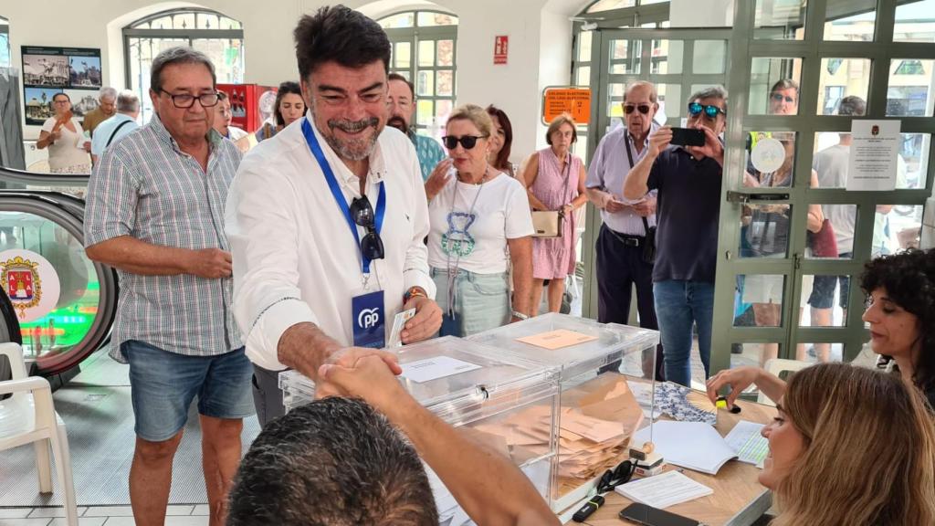 El alcalde de Alicante, Luis Barcala, votando esta jornada electoral.