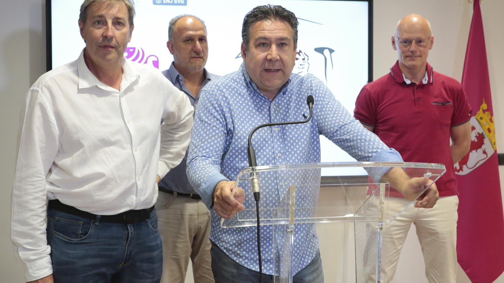 El secretario general de la UPL, Luis Mariano Santos, analiza los resultados electorales junto a los candidatos al Congreso y al Senado