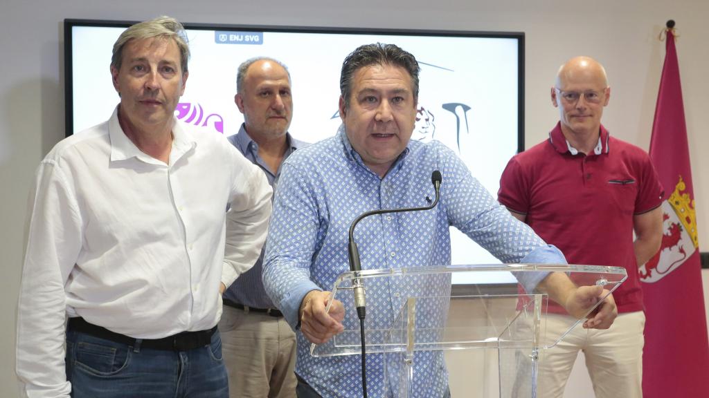 El secretario general de la UPL, Luis Mariano Santos, analiza los resultados electorales junto a los candidatos al Congreso y al Senado