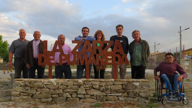 Miembros de UPL en La Zarza de Pumareda, donde ha sido la formación más votada al Senado este domingo