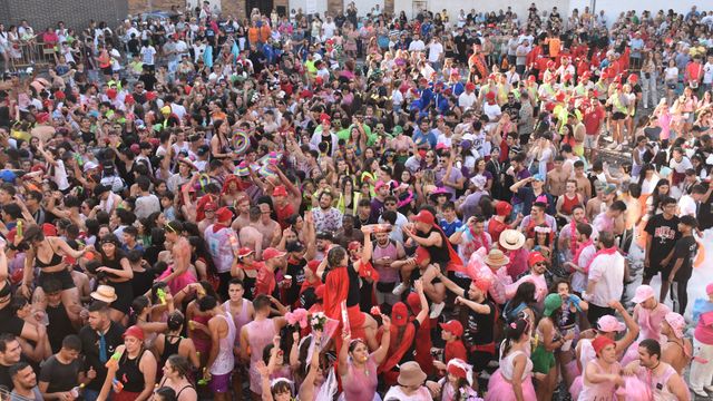 Un chupinazo multitudinario abre las fiestas patronales de Santa Marta