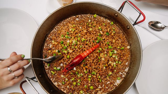 El plato de arroz seco con carabinero y ajetes del restaurante Señuelo.