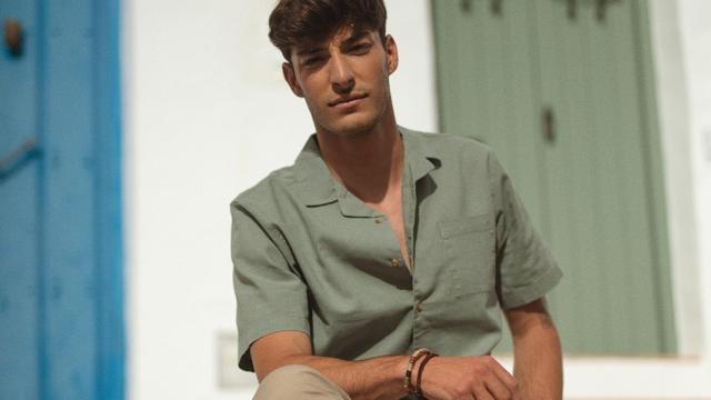 Camisa de estilo 'bowling'.