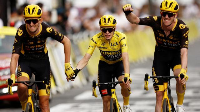 Vingegaard entra en la meta de París escoltado por sus compañeros del Jumbo Visma.