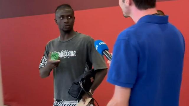 Sadio Mané durante su encontronazo con el periodista.