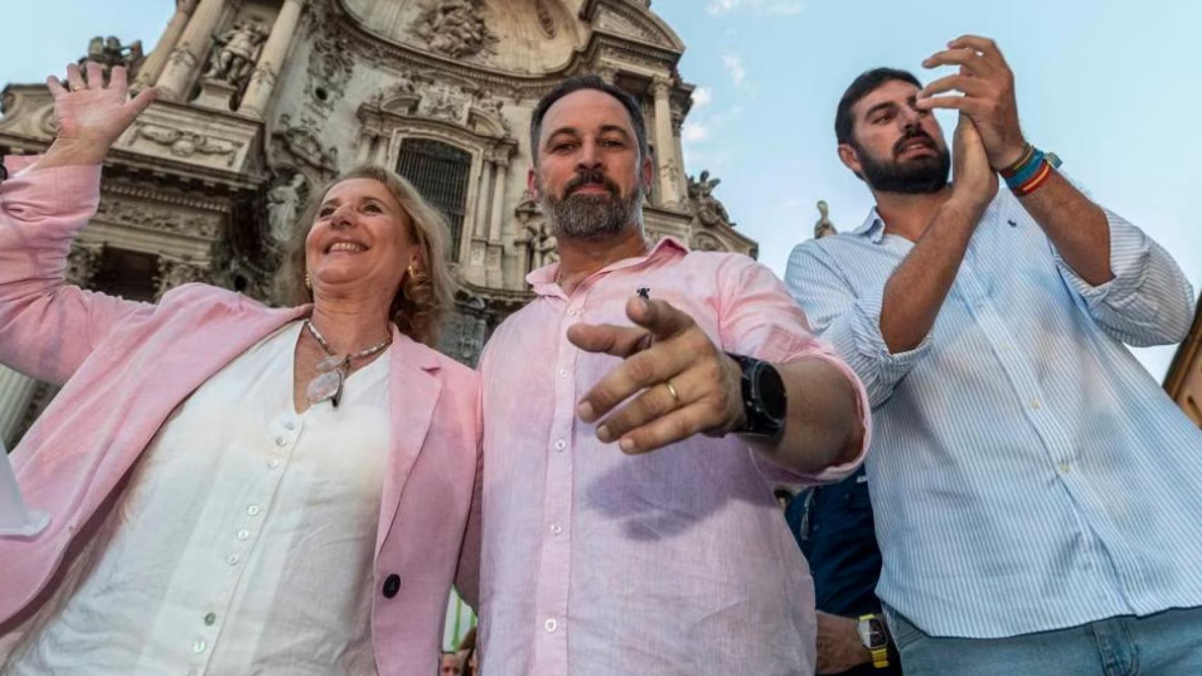El candidato a la presidencia del gobierno de España por Vox, Santiago Abascal, acompañado por la candidata al Congreso, Lourdes Méndez (i), y el presidente del partido en Murcia, José Ángel Antelo (d), durante el mitin del jueves 20 de julio, en la Plaza de Cardenal Belluga de Murcia.