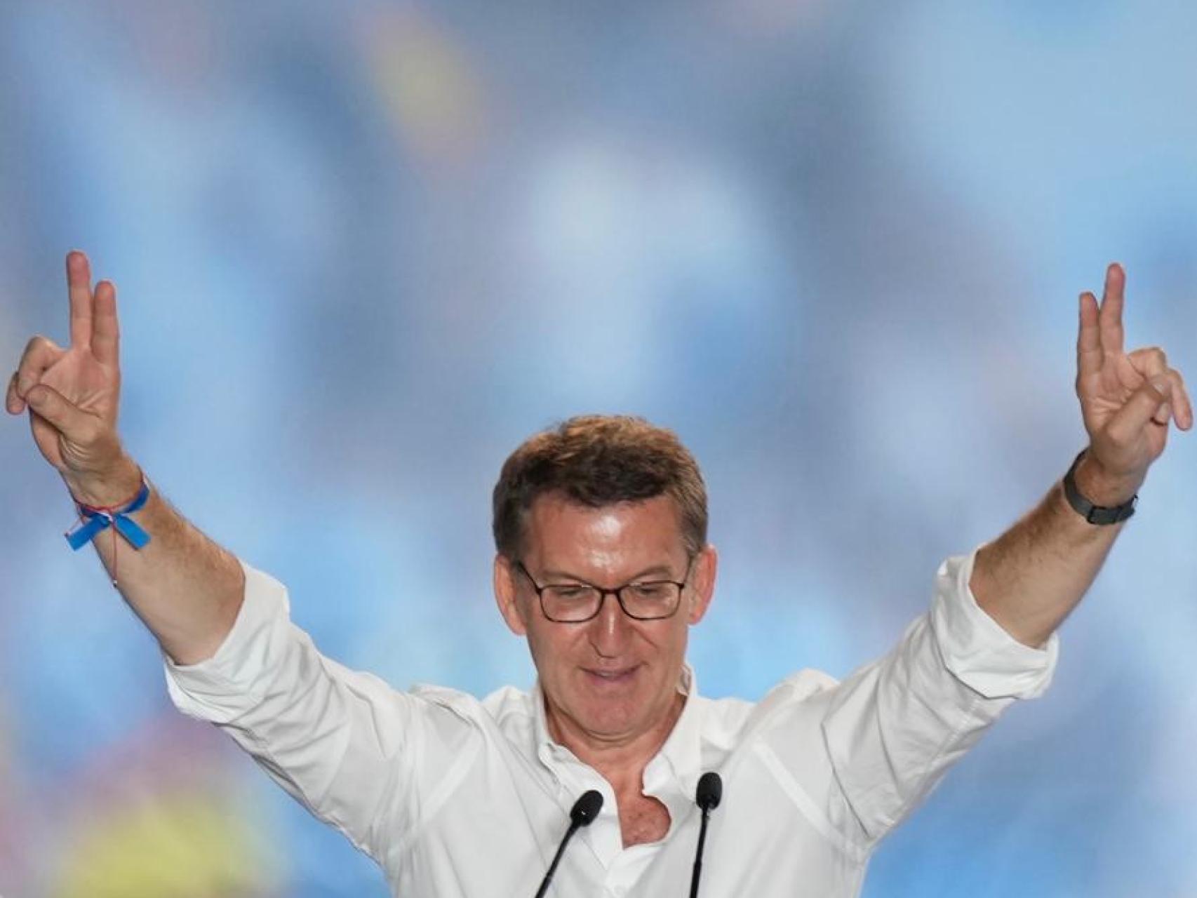 El líder del Partido Popular, Alberto Núñez Feijóo, este domingo en el balcón de Génova.