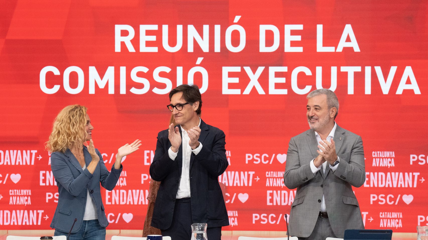 La cabeza de lista por Barcelona, Meritxell Batet, el líder del PSC, Salvador Illa, y el alcalde de Barcelona, Jaume Collboni.