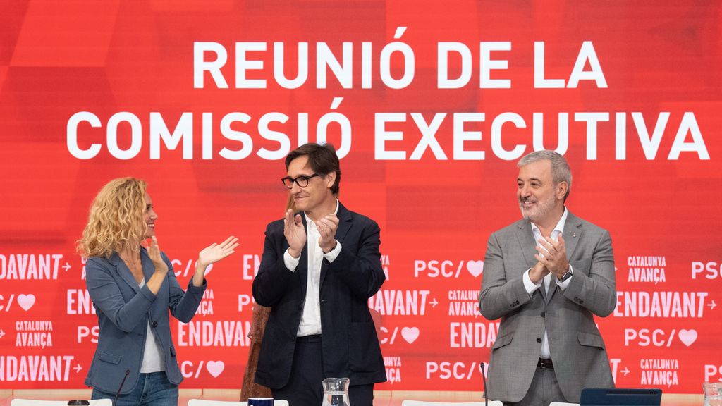 La cabeza de lista por Barcelona, Meritxell Batet, el líder del PSC, Salvador Illa, y el alcalde de Barcelona, Jaume Collboni.