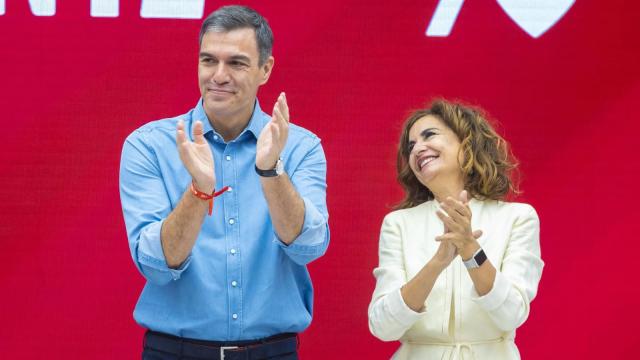 Pedro Sánchez, junto a la vicesecretaria general del PSOE, María Jesús Montero, este lunes en  la sede de Ferraz.