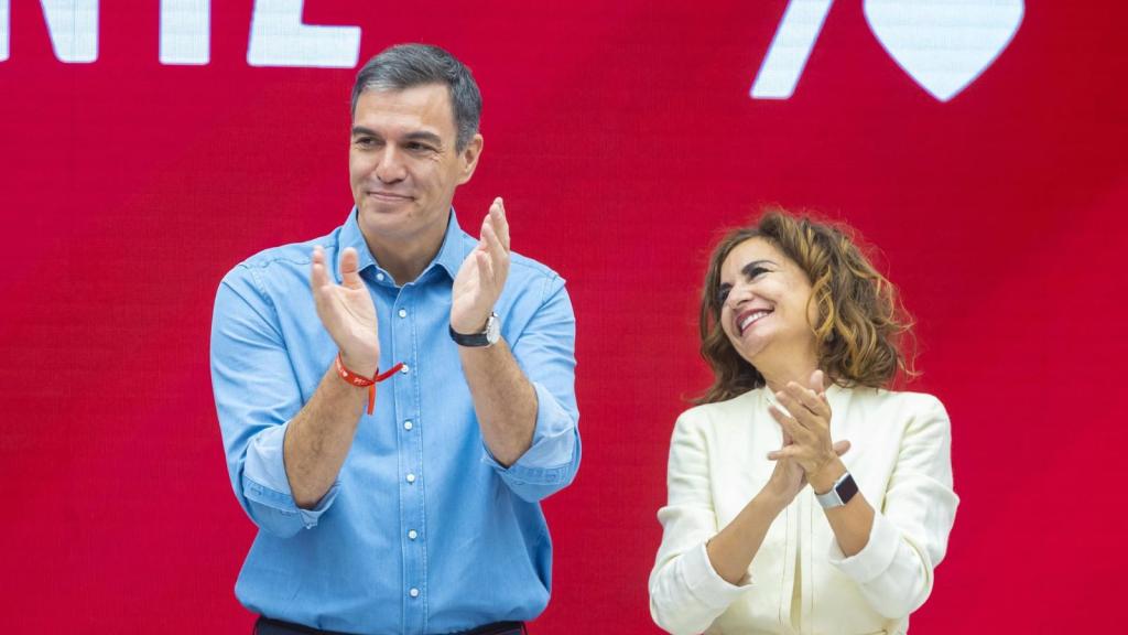 Pedro Sánchez junto a María Jesús Montero la noche de las elecciones.