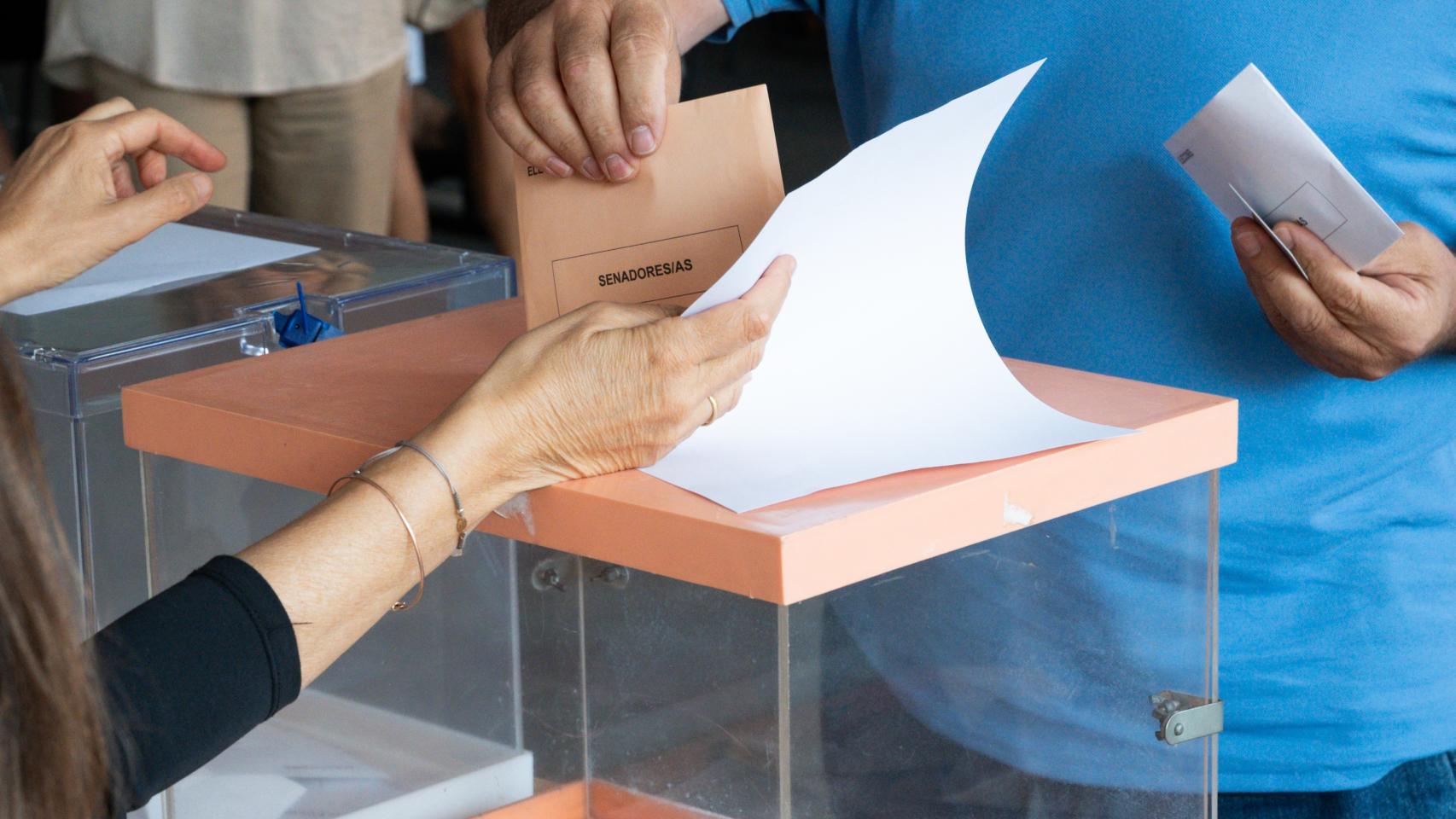 Una persona ejerce su derecho al voto durante el 23-J, en el Colegio Ramiro de Maeztu (Madrid).
