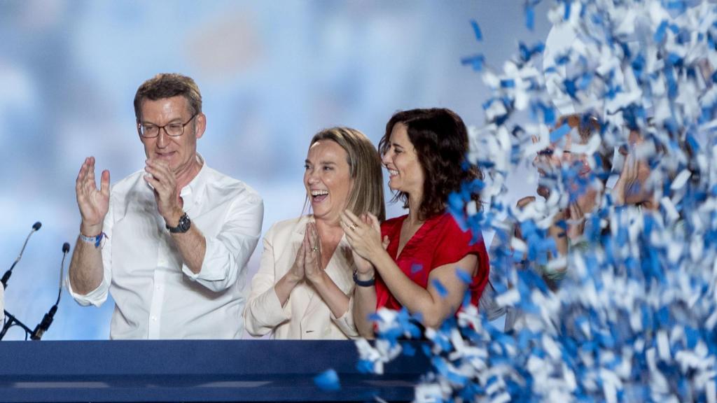 Isabel Díaz Ayuso junto a Feijóo en el balcón de Génova este domingo 23J.