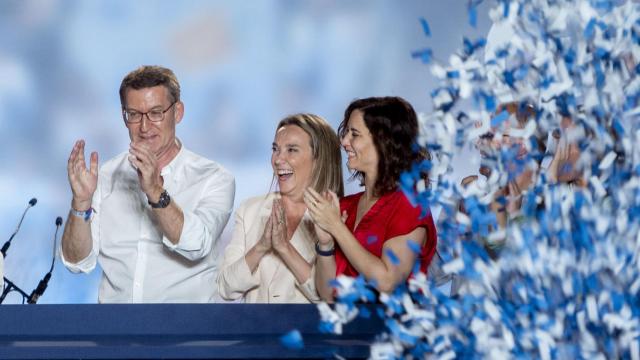 Isabel Díaz Ayuso junto a Feijóo en el balcón de Génova este domingo 23J.