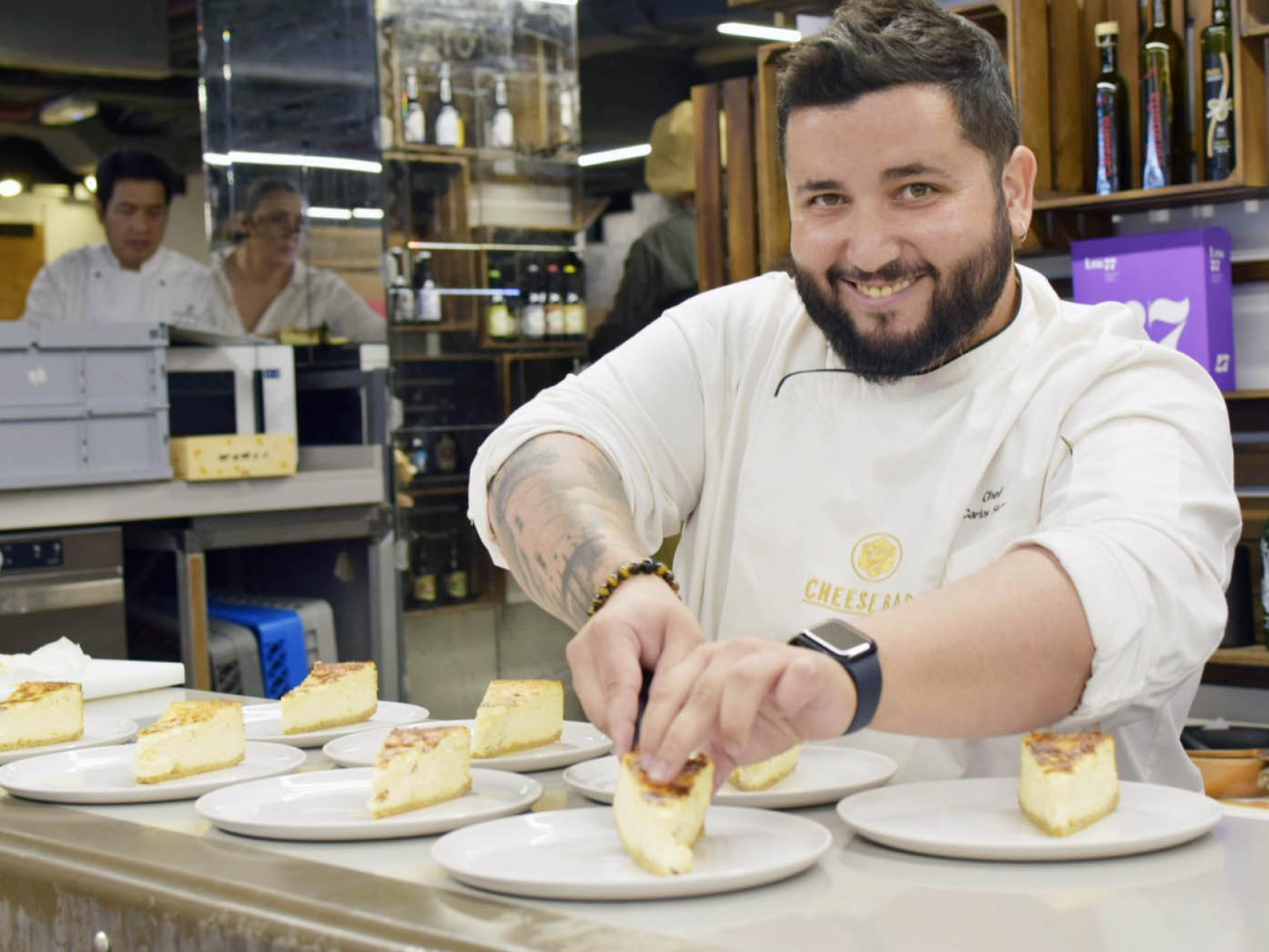 Carlos Sierra preparando su tarta de queso ganadora para el jurado del concurso de Acyre, hoy.