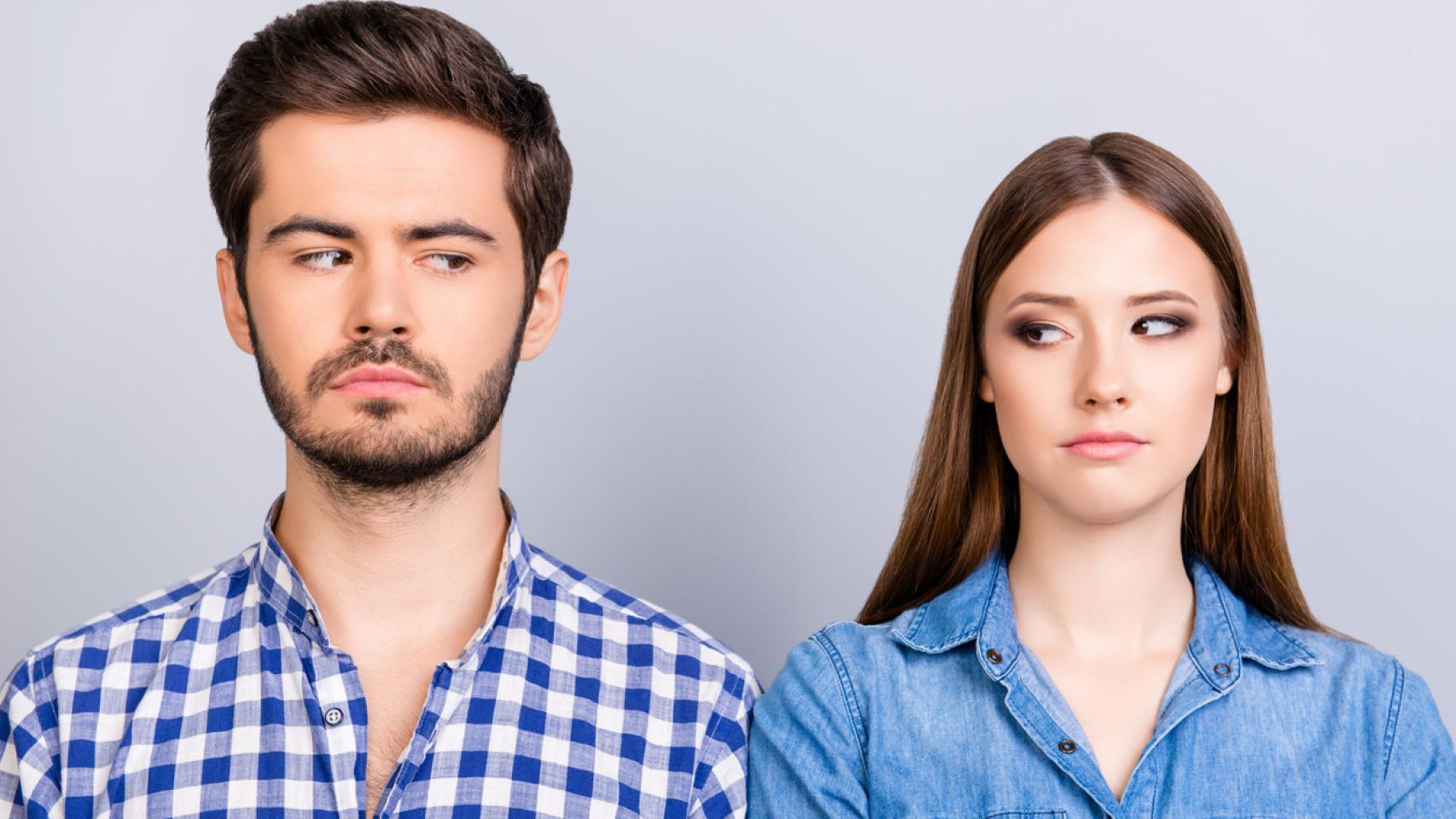 Pareja que se mira desconfiada. Foto: iStock.