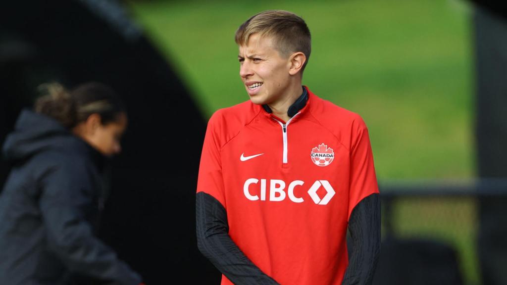 La futbolista Quinn con el collar en un entrenamiento.
