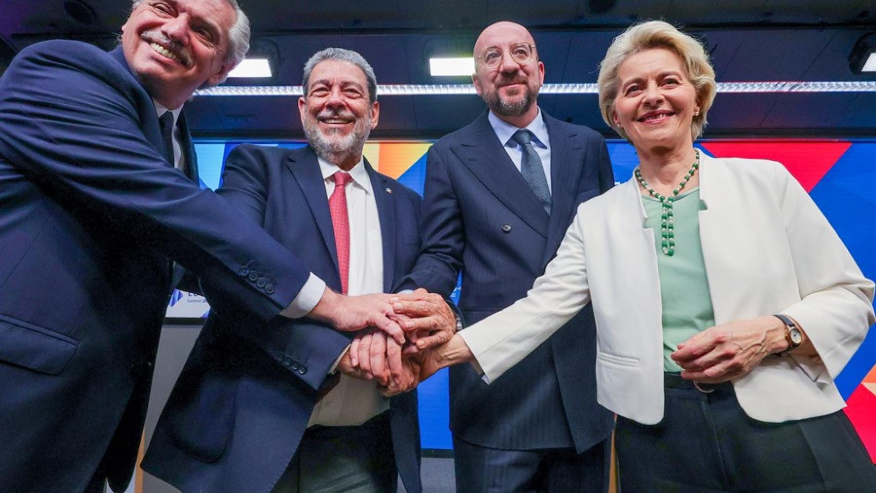 El presidente de Argentina, Alberto Angel Fernandez, el primer ministro de San Vicente y Granadinas, Ralph Gonsalves, el presidente del Consejo Europeo, Charles Michel y la presidenta de la Comisión Europea, Ursula von der Leyen.