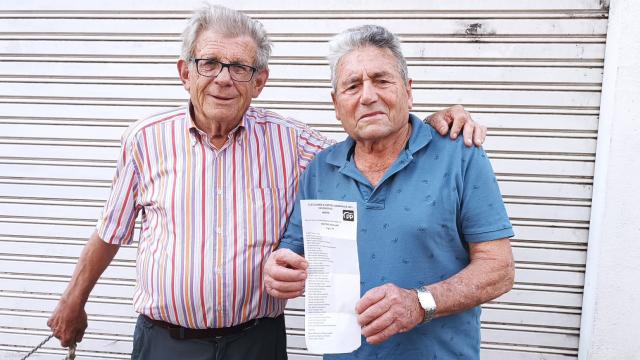 José Ramón Pinedo (i.) y Raúl Rodríguez (d.), dos vecinos de Os Peares que han apoyado a Alberto Núñez Feijóo.