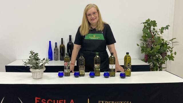 Las cinco marcas de AOVE probadas por Carmen Garrobo, directora de la Escuela Española de Cata .