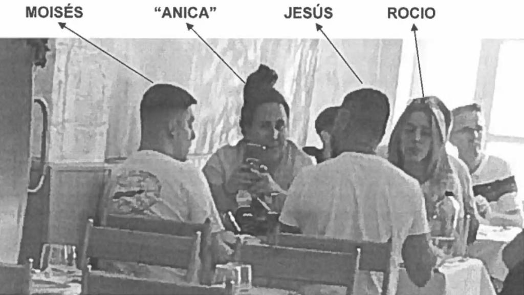 Anica, junto a sus presuntos subordinados, fotografiada por la Udyco durante la investigación.