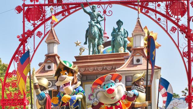 Uno de los espectáculos del parque, con la estatua de Quijote y Sancho detrás.
