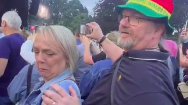 El hombre abrazada a una mujer que no era la suya.