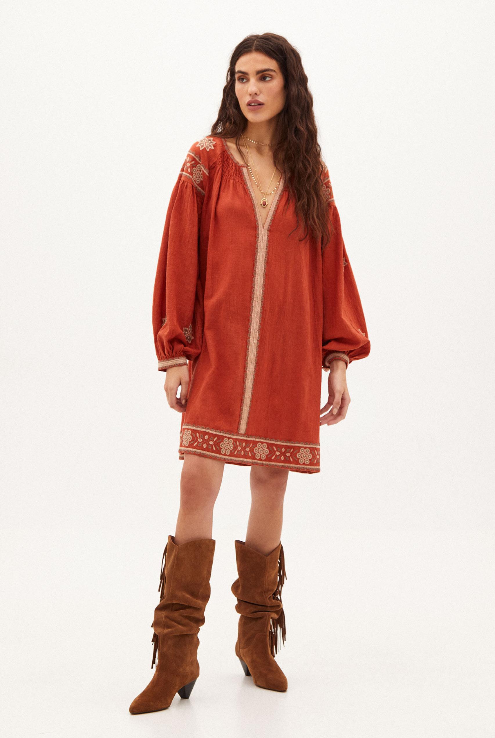 Vestido corto bordado (129,00€) de Hoss Intropia.