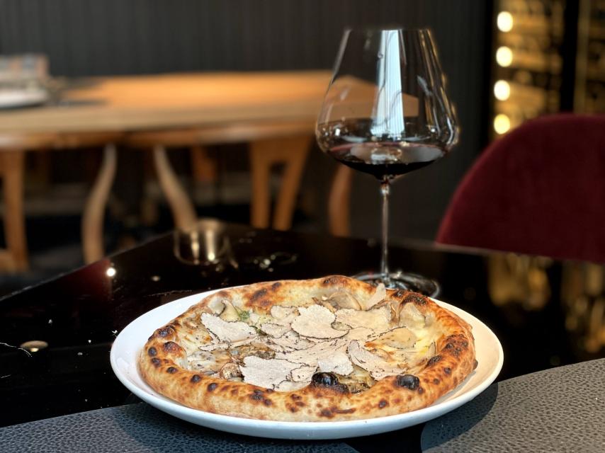 Pizza con trufa y borgoña en Roostiq