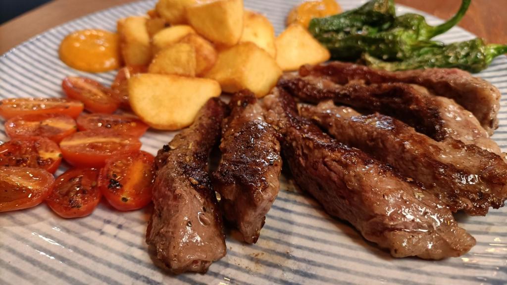 Presentación de plato de carne en la Taberna Almarcén.