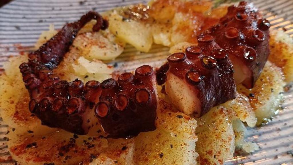 Plato de pata de pulpo a la gallega.